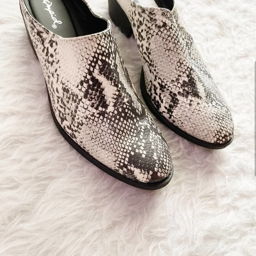 FAUX LEATHER SNAKE SKIN PRINT MULES BOOTIES CLOGS - SOCHI BLACK WHITE - SIZE 8 - Picture 3 of 7